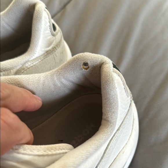 Allen Iverson’s Reebok Questions in 
 White and Black size 9.5 - Picture 2 of 6